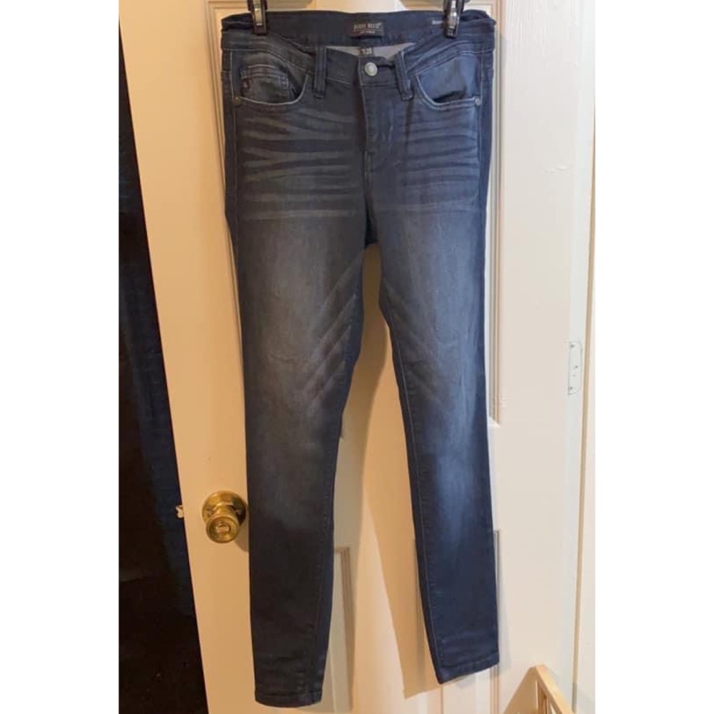 Women’s skinny jeans.